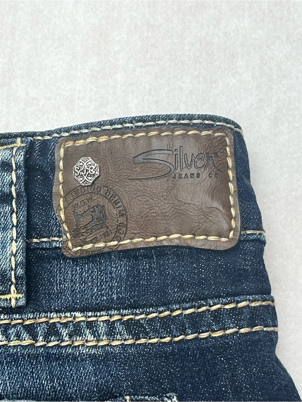 Silver Jeans Co Womens Dark Wash Denim Mid Rise Cutoffs Suki Shorts Size 14